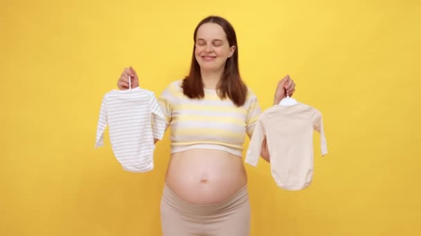 Lächelnd Glücklich Erwachsene Kaukasische Schwangere Frau Mit Nacktem Bauch Trägt — Stockvideo
