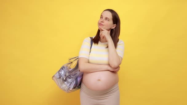Zamyślona Biała Kobieta Ciąży Gołym Brzuchem Luźnej Bluzce Odizolowana Żółtego — Wideo stockowe