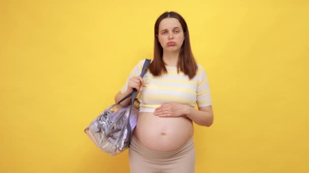 Niezadowolona Biała Kobieta Ciąży Gołym Brzuchem Nosząca Luźny Top Żółtym — Wideo stockowe