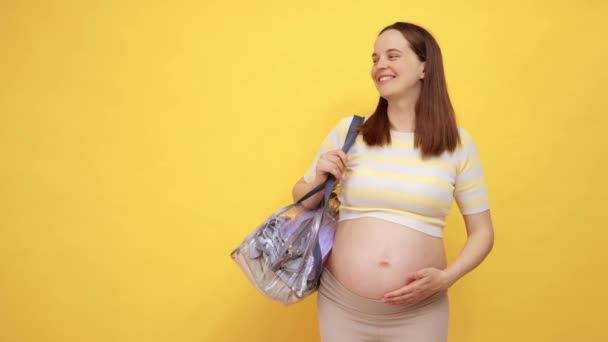 Soñadora Mujer Embarazada Caucásica Con Vientre Desnudo Vistiendo Top Casual — Vídeo de stock