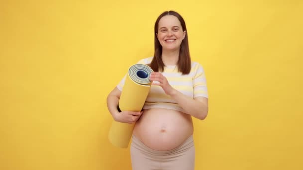 Radosna Zachwycająca Piękna Biała Kobieta Ciąży Gołym Brzuchem Nosząca Luźny — Wideo stockowe