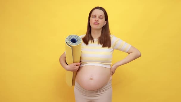 Erschöpfte Kaukasische Schwangere Mit Nacktem Bauch Trägt Lässiges Oberteil Hält — Stockvideo