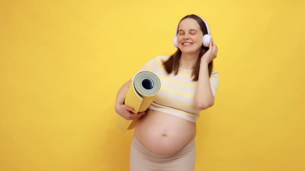Dość Uroczy Biały Kobieta Ciąży Gołym Brzuchem Noszenie Casual Top — Wideo stockowe