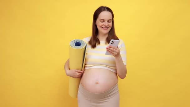 Lekkoatletyczna Uśmiechnięta Biała Kobieta Ciąży Gołym Brzuchem Nosząca Luźną Górną — Wideo stockowe