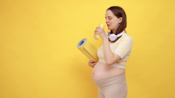 Brązowe Włosy Zdrowe Białej Kobiety Ciąży Gołym Brzuchem Nosząc Swobodny — Wideo stockowe