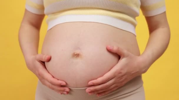 Unerkennbare Anonyme Schwangere Mit Nacktem Bauch Die Vor Gelbem Hintergrund — Stockvideo