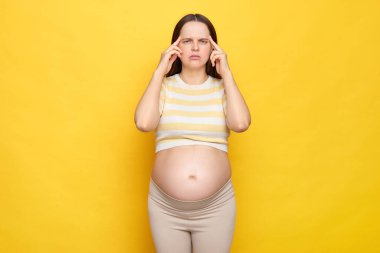 Hasta, beyaz, karnı açık, üstü başı açık, sarı arka planda yalnız gezen hamile bir kadın. Şakaklarına masaj yapmaktan, acıdan suratını buruşturmaktan yorulmuş.