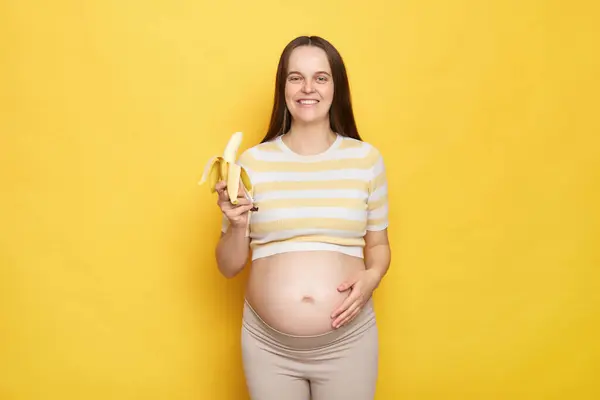 Glimlachende Vrolijke Blanke Zwangere Vrouw Met Blote Buik Dragen Casual Stockfoto