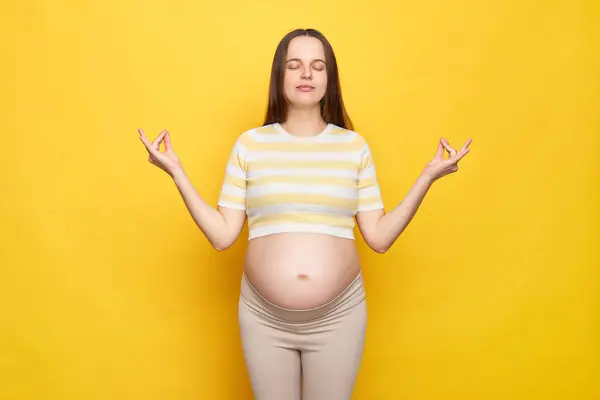 Kalm Ontspannen Blanke Zwangere Vrouw Met Blote Buik Dragen Casual Stockafbeelding