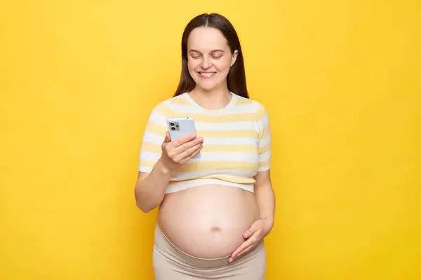 Vrolijke Blanke Zwangere Vrouw Met Blote Buik Dragen Casual Top Rechtenvrije Stockafbeeldingen