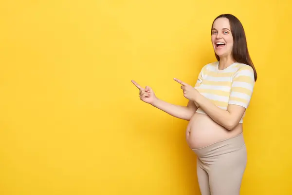 Verbazingwekkende Blanke Zwangere Vrouw Met Een Kale Buik Dragen Casual Stockfoto