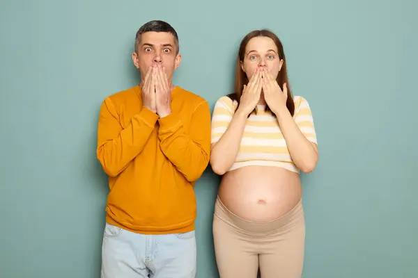 Verrast Geschokt Verbaasd Zwanger Paar Dragen Casual Kleding Geïsoleerd Blauwe Stockfoto
