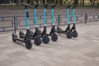 Kiralık mobil taşıma. Şehir merkezinin dışında duran elektrikli scooter 'lar.