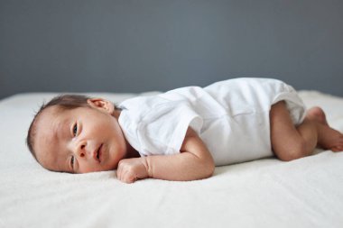 Sakin bir bebek bebek bebek odasında huzur içinde dinleniyor. Küçük bir çocuk sıcak bir yatakta mışıl mışıl uyuyor. Huzur içinde beşiğinde yatıyor.