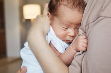 Annesinin sevgi dolu kucağında tatlı bir çocuk annesinin kollarında usulca ötüyor annesinin yanında huzur içinde uyuyor.