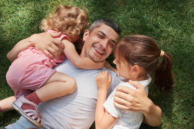 Baba-kız aşkı. Babam yeşil çimenlerde kızlarıyla birlikte uzanır hafta sonunu birlikte mutlu bir aile olarak geçirir. Yaz günlerinde boş zamanların tadını çıkarırlar.