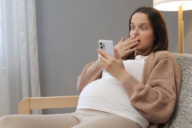 Hamile bir kadının internet sayfalarına göz atmak için akıllı telefon kullanmasına şaşırdım. Beklenmedik forumlarda koltukta otururken cep telefonu kayan anneler için şok edici bilgiler okudum.