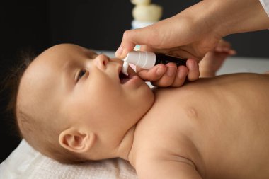 Tanınmayan doktor astım ilacıyla astım tedavisi görüyor. Bronşsal semptomları azaltmak için. Soğuk ve ağrıyan boğaz ağrısı çeken hasta bebeğine ağız ilacı veriyor.