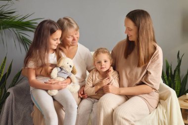 Dört aile ferdi sıcak bir atmosferde bir araya gelerek yakın bağlarının altını çiziyor. Büyükanne, kızlarını ve torunlarını kucaklıyor, gülümsemelerini ve oyuncaklarını paylaşıyor..