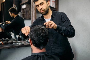 Bir berber, çağdaş bir kuaförde bir müşterinin saçını ustaca kesiyor. Atmosfer rahat ve odaklanmış, profesyonel stil araçları ve temiz bir çalışma alanı sergiliyor.