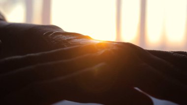 Siluet eller nazikçe krem sürüyor. Parmakların güneşli atmosferde krem sürüyor..