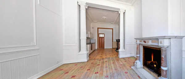 Prázdný Apartmán Dvěma Klasickými Krby Navrženou Podlahou Tvrdého Dřeva Rekonstrukci — Stock fotografie