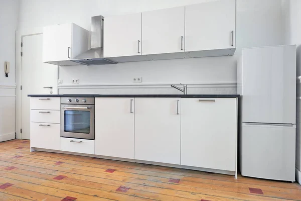 Apartamento Vazio Com Cozinha Moderna Piso Madeira Projetado Após Renovação — Fotografia de Stock