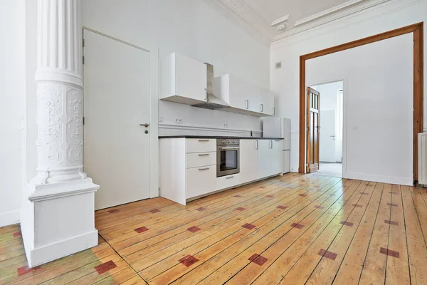 带有现代化厨房的空公寓 翻新后设计成硬木地板 — 图库照片