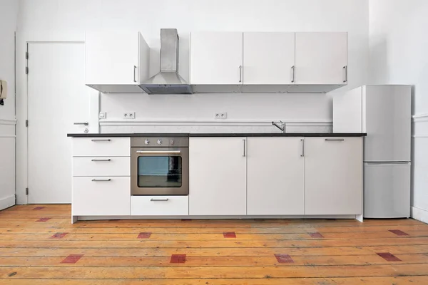 Leere Wohnung Mit Moderner Küche Und Holzboden Nach Der Renovierung — Stockfoto