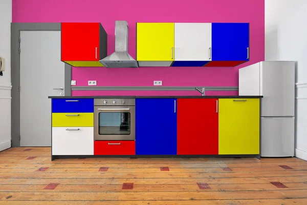 带有现代化厨房的空公寓 灵感来自皮耶特 蒙德里安 设计了硬木地板 — 图库照片