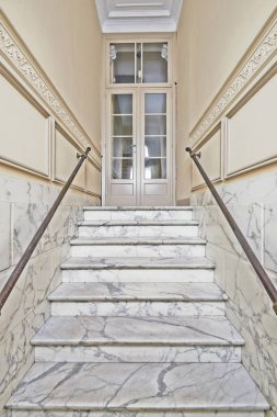 Yenilenmiş malikane merdivenlerinde beyaz mermer merdiven. Dikey ve Işık kapalı