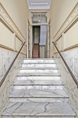 Yenilenmiş malikane merdivenlerinde beyaz mermer merdiven. Dikey ve Işık kapalı