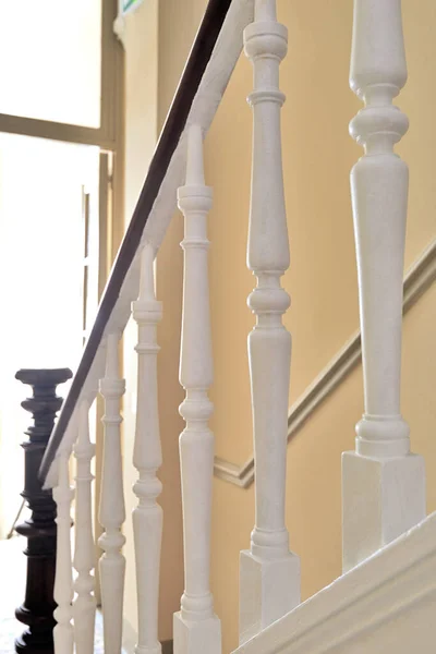 Merdiven Balyaları Beyaz Ahşap Oyulmuş Merdiven Milleri — Stok fotoğraf