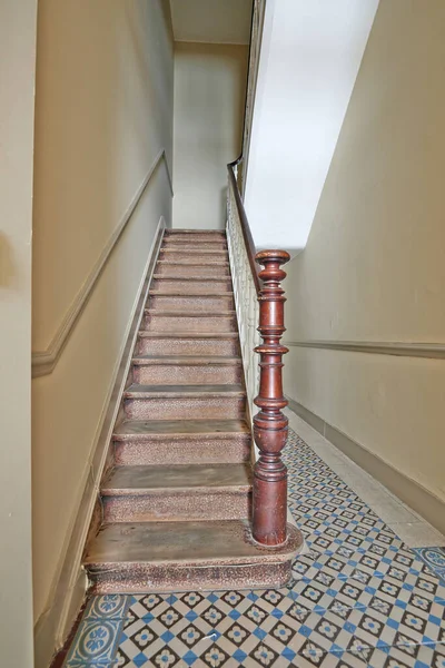 大厦楼梯间入口的门和生锈的木楼梯 — 图库照片