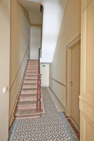 大厦楼梯间入口的门和生锈的木楼梯 — 图库照片