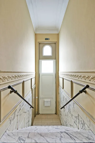 玄関ドアと大理石の階段を改装した邸宅の階段 — ストック写真