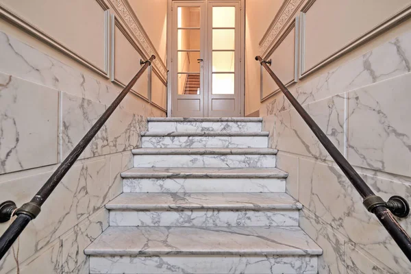 Białe Marmurowe Schody Odnowionej Klatce Schodowej Rezydencji Poziomy Światło Włączone — Zdjęcie stockowe