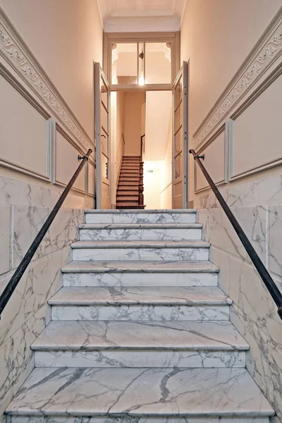 经过整修的公寓楼梯中的白色大理石楼梯 垂直和照明 — 图库照片