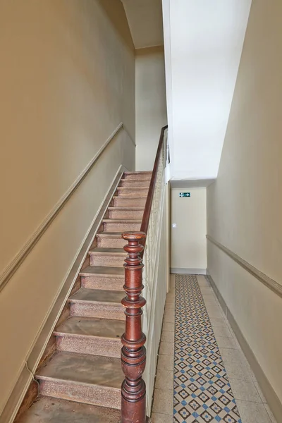 Eingangstür Und Rostige Holztreppe Treppenhaus Der Villa — Stockfoto