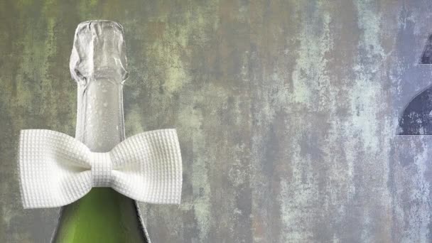 为庆祝2023年新年 香槟酒的白帽和金属镶板上的白色领结 — 图库视频影像