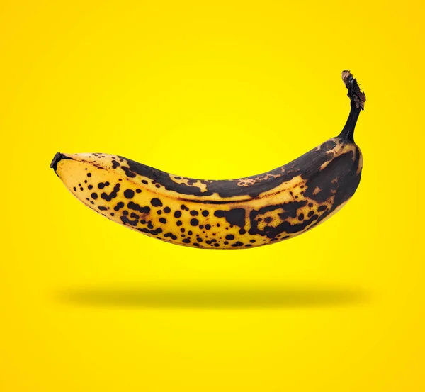 Banana Podre Flutuante Fundo Gradiente Amarelo — Fotografia de Stock