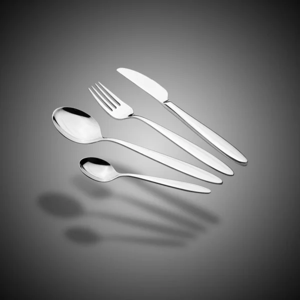 带叉子 刀具和勺子的灰色渐变背景浮动银器集 — 图库照片