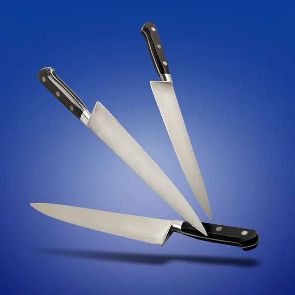 Schwimmende Nahaufnahme Von Gut Gebrauchten Messern Auf Blauem Hintergrund — Stockfoto