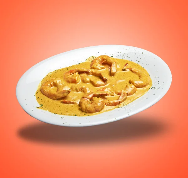 Lebegő Fehér Lemez Sült Garnélarák Curry Kolbász Narancssárga Gradiens Háttér — Stock Fotó