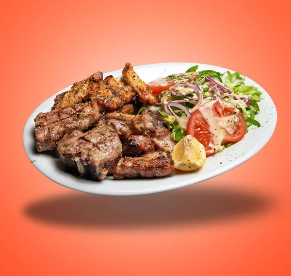 Zwevende Witte Plaat Met Gemengd Vlees Gegrild Salade Oranje Helling — Stockfoto