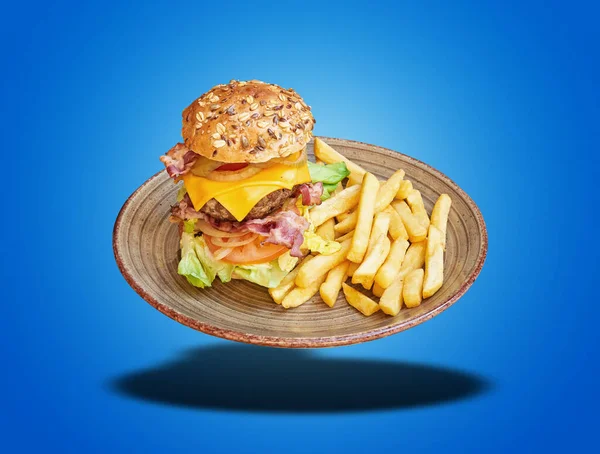 Большой Гамбургер Картошка Фри Голубом Градиентном Фоне — стоковое фото