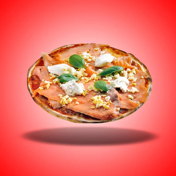 Salmão Pizza Flutuante Sobre Fundo Gradiente Radial Vermelho — Fotografia de Stock