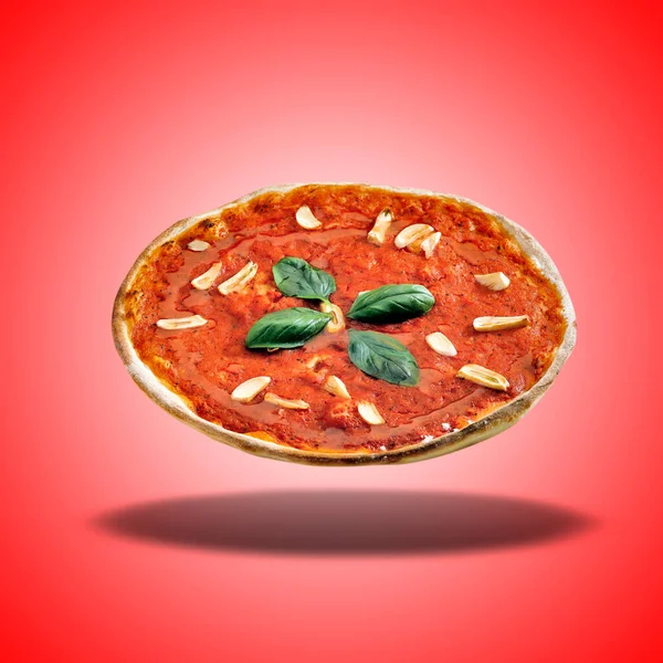 Pizza Flutuante Alho Sobre Fundo Gradiente Radial Vermelho — Fotografia de Stock