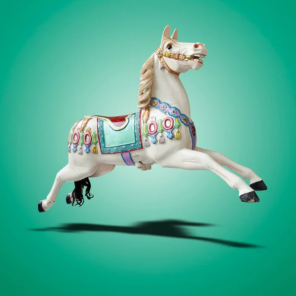 Cavallo Carosello Classico Galleggiante Sfondo Sfumato Verde — Foto Stock