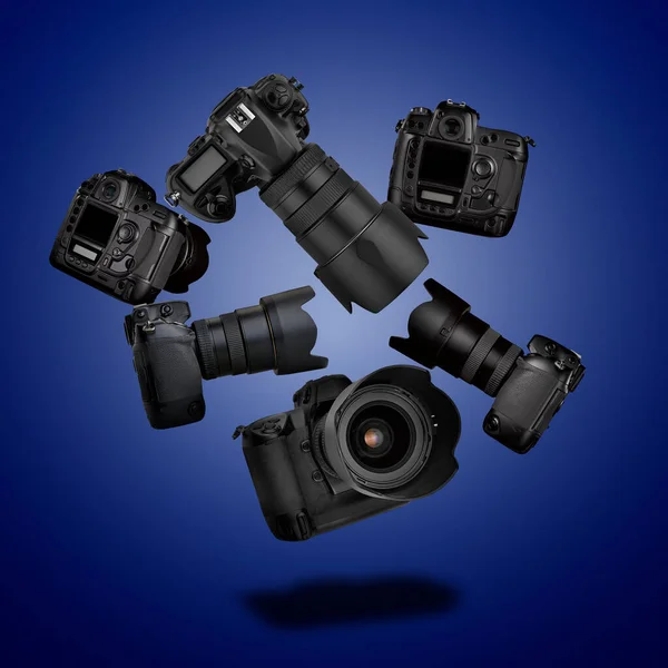 Schwimmende Professionelle Digitale Lens Reflex Kamera Auf Blauem Radialen Farbverlauf — Stockfoto